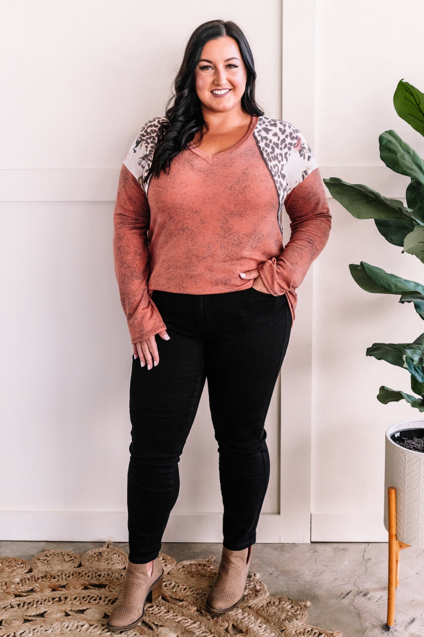 V Neck Top With Contrasting Floral Sleeves In Heathered Redwood