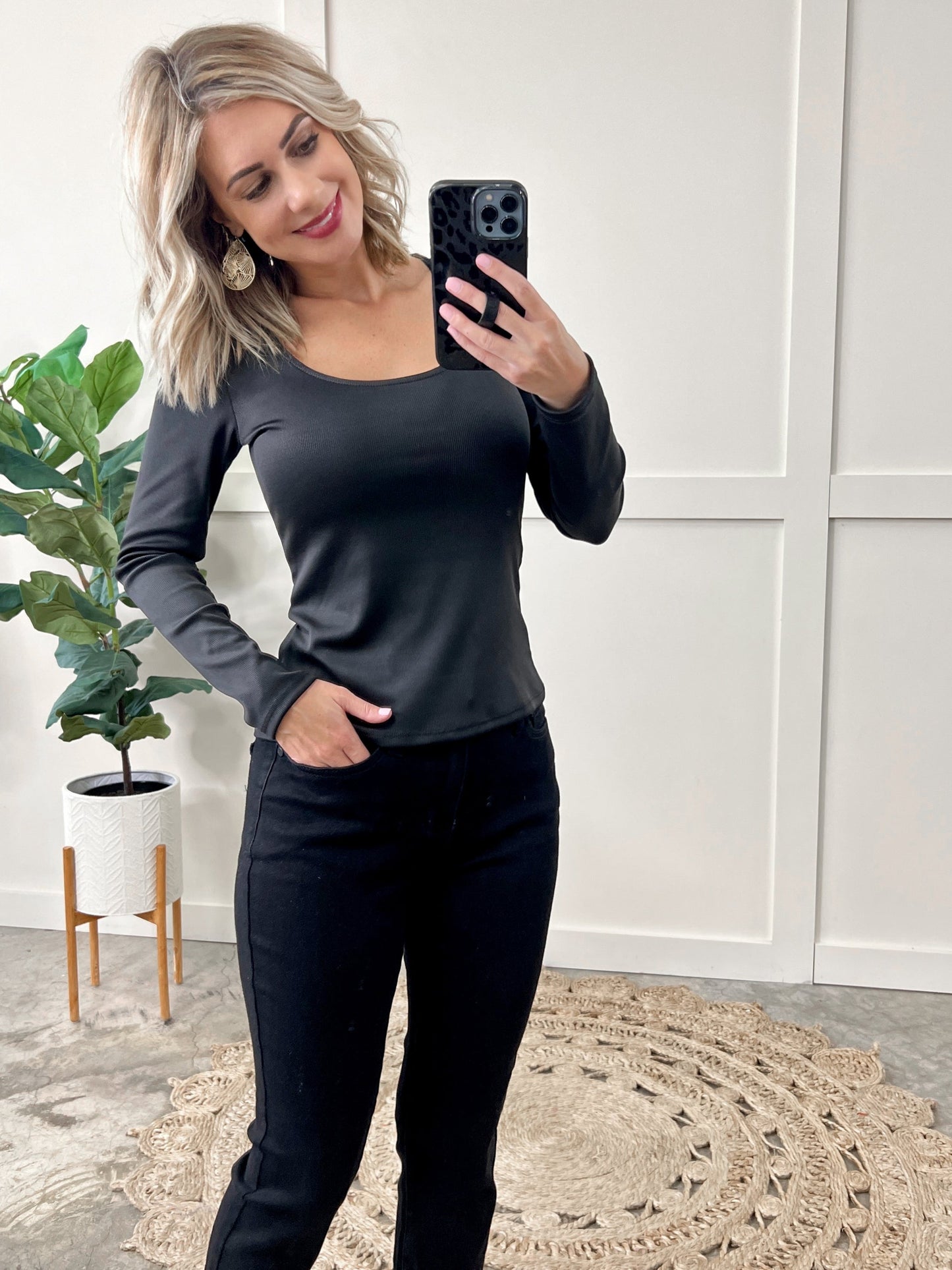 Ribbed Scoop Neck Stretchy Top In Black