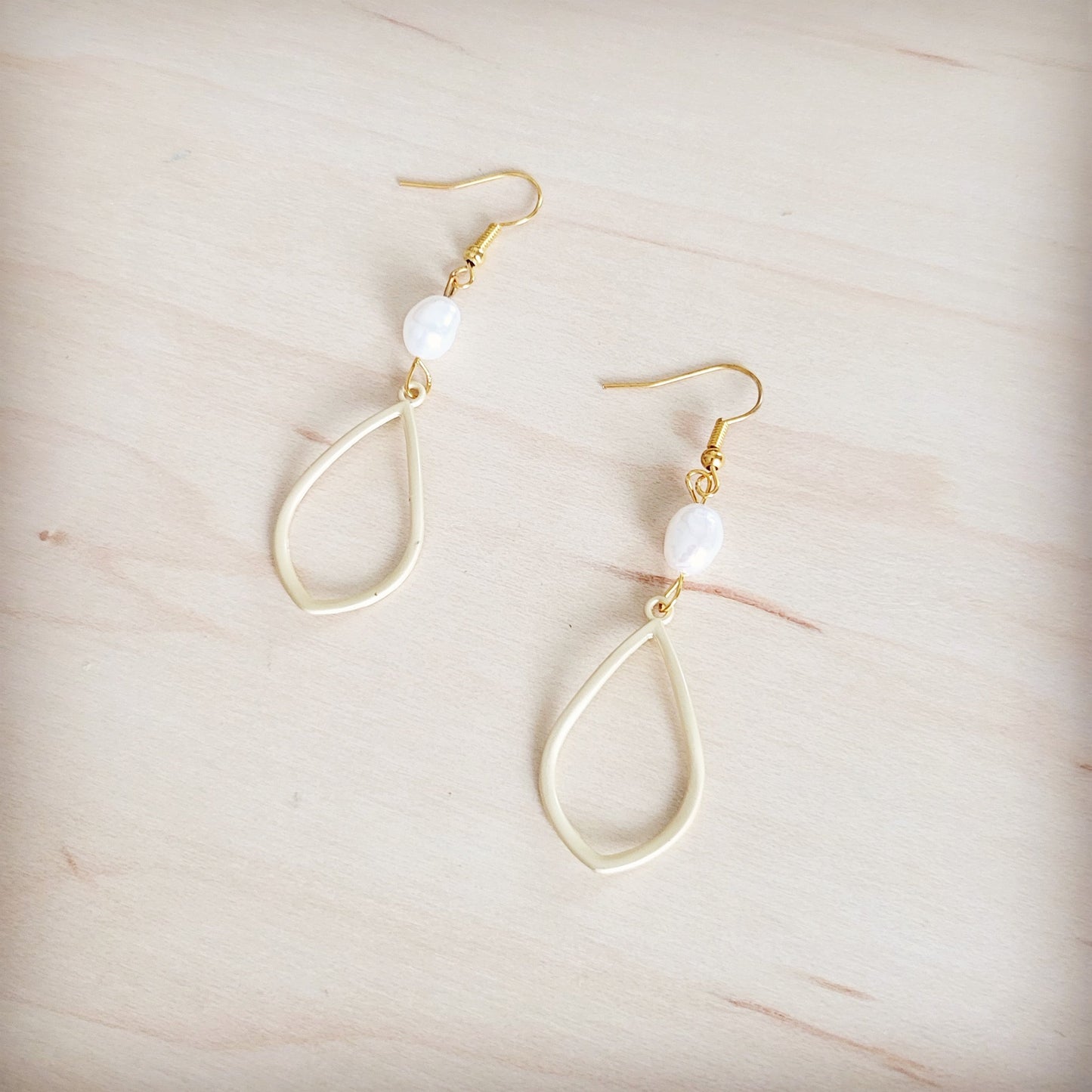 Matte Gold and Freshwater Pearl Earrings Drop 200bt