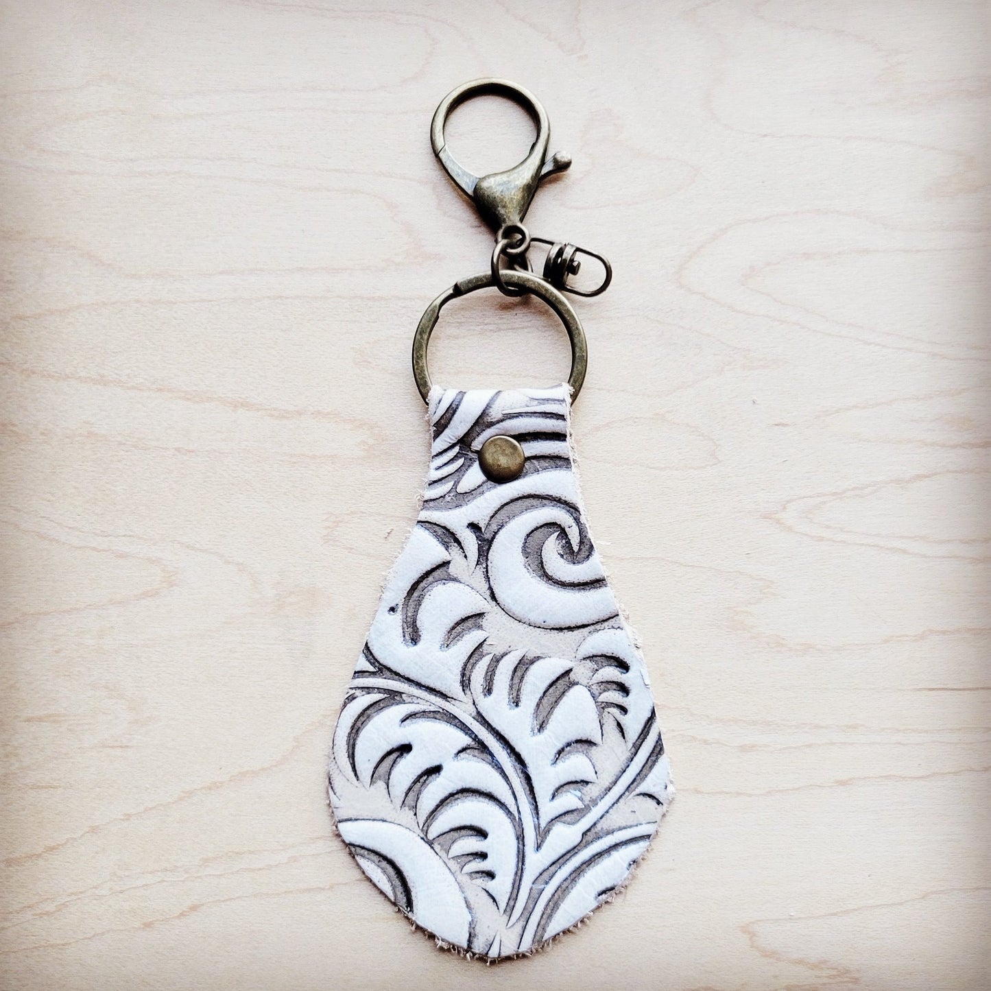 **Embossed Leather Key Chain Sandy White Floral 703n