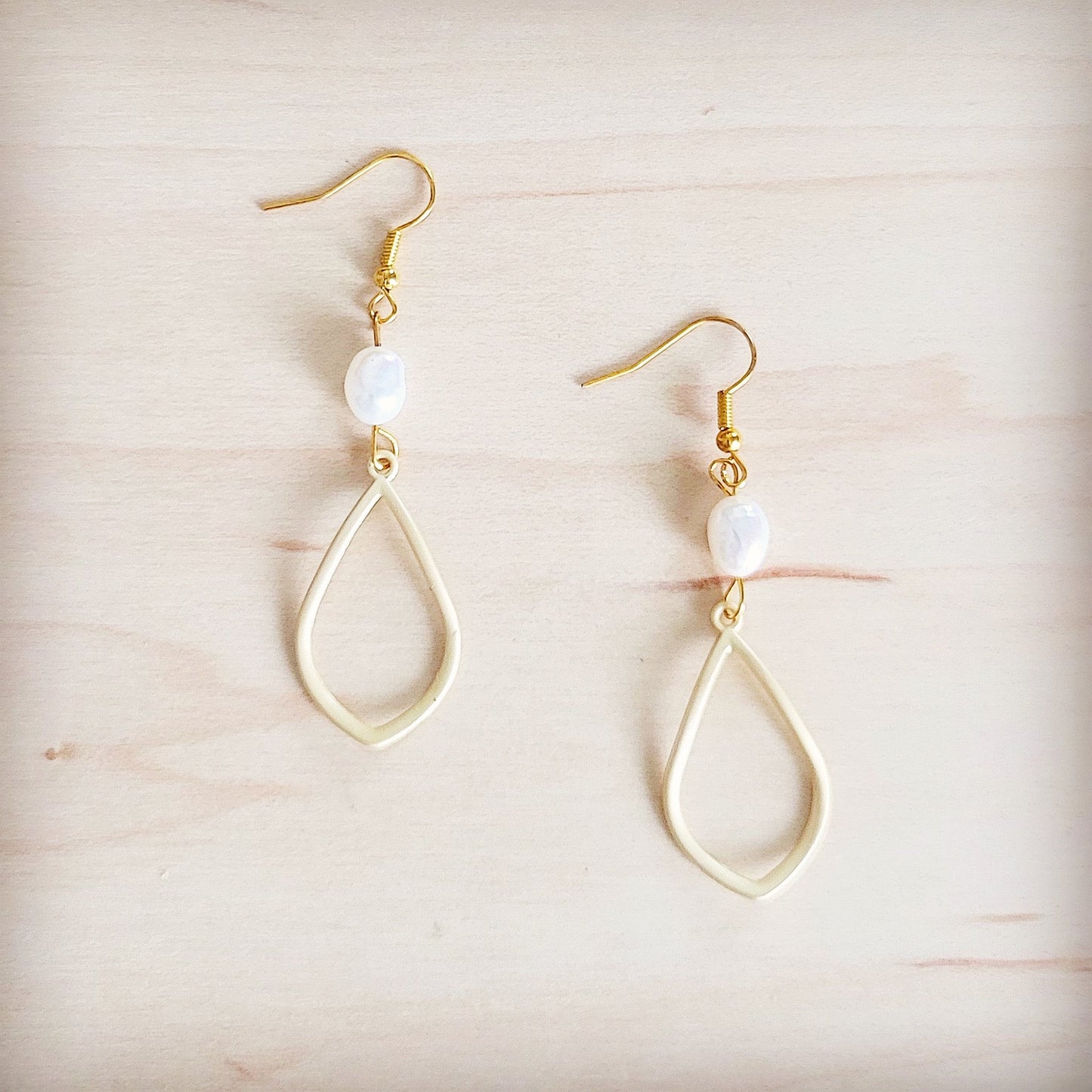 Matte Gold and Freshwater Pearl Earrings Drop 200bt