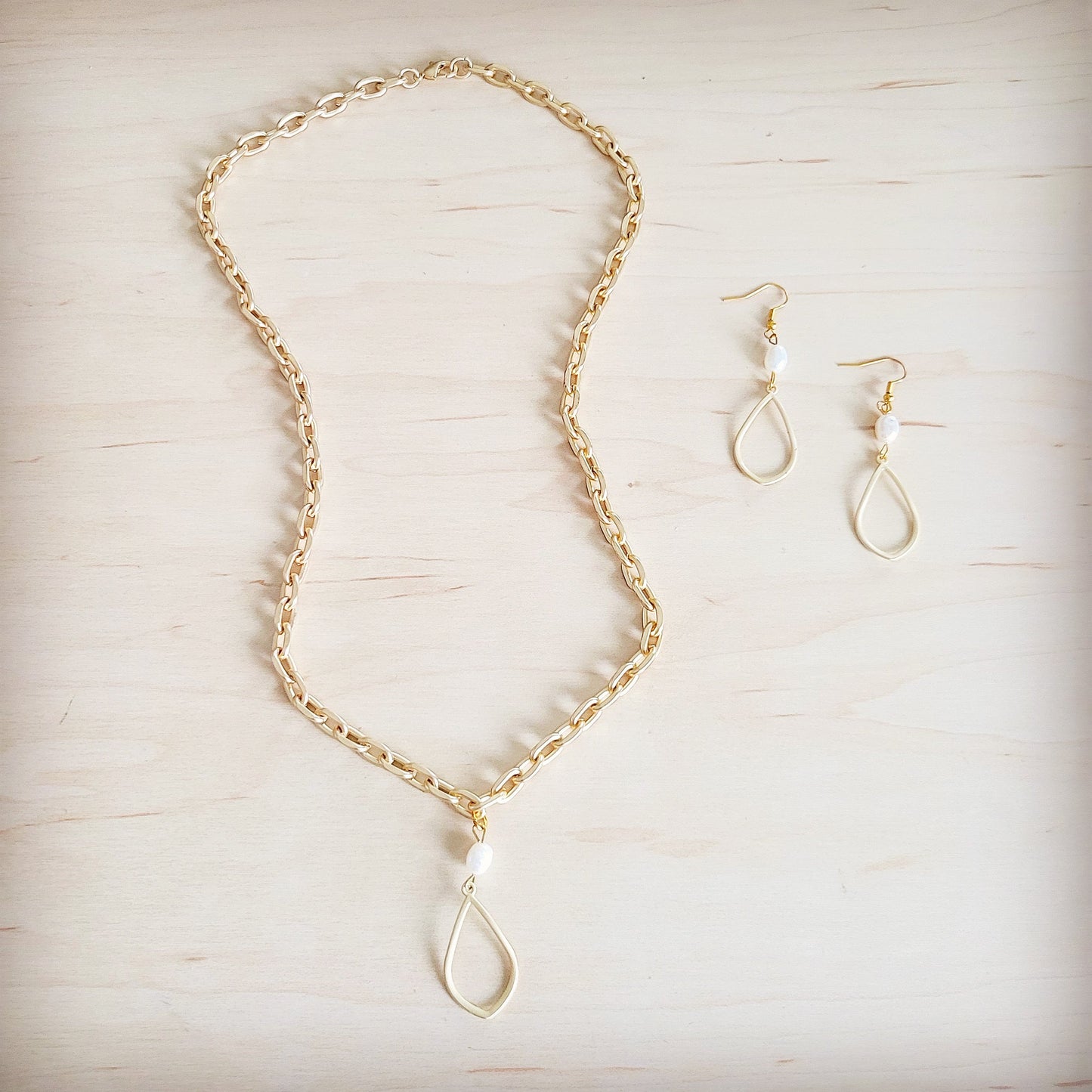 Matte Gold and Freshwater Pearl Earrings Drop 200bt