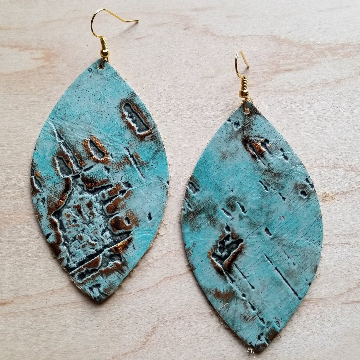 **Leather Oval Earrings in Turquoise Metallic 222L
