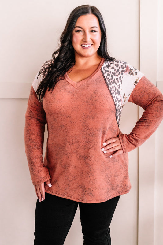 V Neck Top With Contrasting Floral Sleeves In Heathered Redwood
